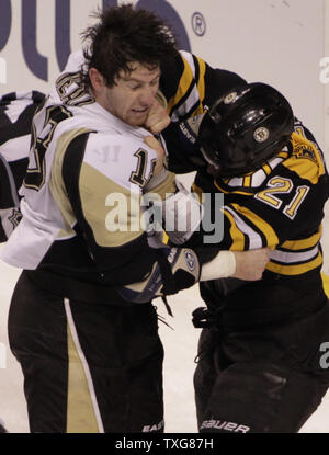 Les Penguins de Pittsburgh James Neal (18) et le défenseur des Bruins de Boston, Andrew Ference lutte dans la deuxième période à la TD Garden de Boston, Massachusetts, le 3 avril 2012. UPI/Matthew Healey Banque D'Images