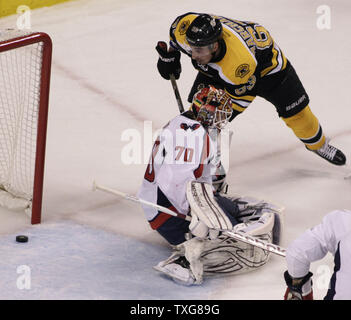 Brad Marchand des Bruins de Boston de l'avant (63) marque contre le gardien Braden Holtby Les Capitals de Washington (70) dans la deuxième période de cinq jeux de la Conférence de l'Est de la LNH en quart de TD Garden à Boston, Massachusetts le 21 avril 2012. UPI/Matthew Healey Banque D'Images