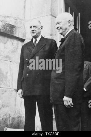 1945 : Chef de l'armée Dwight David Eisenhower avec Charles de Gaulle, chef des Français libres dans la seconde guerre mondiale Banque D'Images