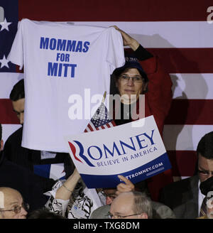 Un partisan du candidat présidentiel républicain Mitt Romney vagues une chemise dans le public avant que Romney parle à l'hôtel Radisson à Manchester, New Hampshire le 24 avril 2012. UPI/Matthew Healey Banque D'Images