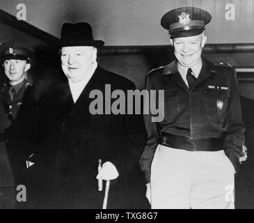 Général Dwight Eisenhower, commandant suprême de l'Organisation du Traité de l'Atlantique Nord (OTAN) en 1950 avec Winston Churchill, homme d'État britannique et homme politique conservateur Banque D'Images