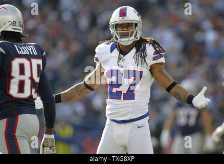 Stephon évoluait Buffalo Bills Gilmore (27) réagit après avoir été appelé pour passer d'ingérence contre New England Patriots wide receiver Brandon Lloyd (85) dans le deuxième trimestre au Stade Gillette de Foxboro, Massachusetts le 11 novembre 2012. UPI/Matthew Healey Banque D'Images