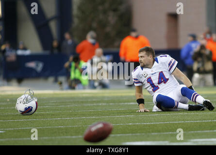 Buffalo Bills quart-arrière Ryan Fitzpatrick (14) se trouve sur le terrain après avoir perdu son casque dans le quatrième trimestre contre les New England Patriots au Stade Gillette de Foxboro, Massachusetts le 11 novembre 2012. UPI/Matthew Healey Banque D'Images