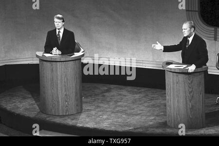 James "Jimmy" Carter et Gerald Ford participant au premier débat télévisé entre les candidats au poste de président des États-Unis au cours de l'élection de 1976. Carter est devenu 39e Président Banque D'Images