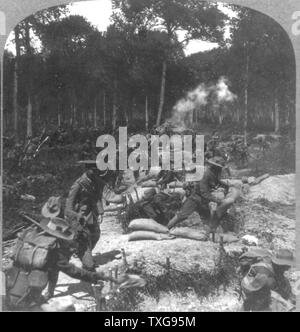 La Première Guerre mondiale : Bataille de la Somme - Deuxième ligne de troupes de soutien britannique déménagement sous des tirs d'obus de prendre une tranchée, 8 juillet 1916 Banque D'Images