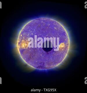 Eclipse solaire : Lune passant devant le Soleil 25 février 2007, montrant couronne solaire. Image prise à partir de l'espace par la STEREO-B Credit : NASA Banque D'Images