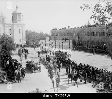 La Première Guerre mondiale : Le maréchal d'Allenby (commandant de la Force expéditionnaire égyptienne) entrée à Jérusalem, le 11 décembre 1917. Haddad Bey la lecture de la proclamation, en arabe. Banque D'Images