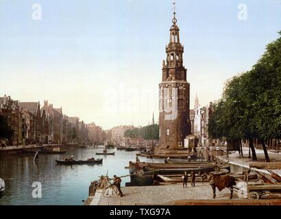 Avis de Oude Schans (Nouveau canal), Amsterdam, Pays-Bas La Montelbaanstoren, construit en 1512, abritait la garde militaire de la ville et fait partie d'Amsterdam. Défense Banque D'Images