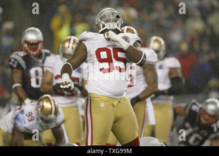 San Francisco 49ers attaquer défensif Ricky Jean François (95) célèbre une ligne de but s'arrêter contre les New England Patriots au troisième trimestre au Stade Gillette à Foxborough, Massachusetts le 16 décembre 2012. UPI/Matthew Healey Banque D'Images