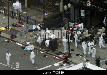 Les enquêteurs de scène de crime fouillez dans les lieux d'un attentat sur Boylston Street, à Boston, Massachusetts le 16 avril 2013. Deux bombes a explosé près de la ligne d'arrivée du Marathon de Boston lundi après-midi, tuant 3 et en blessant 150. UPI/Matthew Healey Banque D'Images