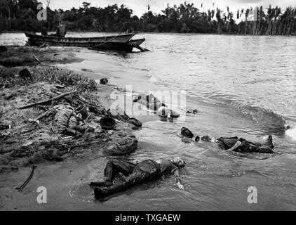 Les forces américaines d'infliger de lourdes pertes aux Japonais lors de la capture de Buna, Nouvelle Guinée. Sur la plage de Mission Buna, dernier point de résistance japonaise dans la section de la Nouvelle Guinée Papoue, les corps des soldats japonais morts se trouvent à quelques pas de leur bateau d'atterrissage brisé. Les Japonais ont subi de lourdes pertes dans le cadre de cette mission et, finalement, ont été complètement mis en déroute par les forces australiennes et américaines Banque D'Images