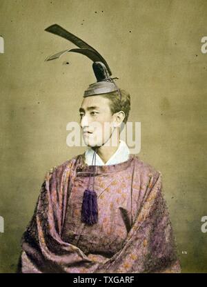 La photographie montre la demi-longueur studio portrait d'un homme portant un kanmuri (ou kanmuri) de l'état, comme hat portés par les nobles et/ou les responsables de la cour. Banque D'Images
