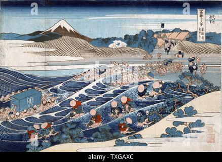 Fuji à Kanaya sur le Tokaido. Imprimer montre porteurs transportant des portées, chaises, et les personnes de l'autre côté de la rivière près de la gare sur la ligne Tokaido Kanaya Road, avec vue sur le Mont Fuji dans la distance. Par Hokusai Katsushika. Banque D'Images