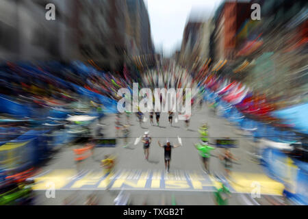 Un flou de coureurs la tête en bas, Boylston Street vers la ligne d'arrivée du 118e Marathon de Boston à Boston, Massachusetts le 21 avril 2014. UPI/Matthew Healey Banque D'Images