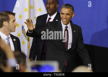 Le président des États-Unis Barack Obama salue la foule pendant qu'il marche à l'étape avant son discours à l'intérieur de la Murray Centre à Rhode Island College à Providence, Rhode Island), le 31 octobre 2014. UPI/Matthew Healey Banque D'Images
