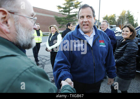 Le gouverneur du New Jersey Chris Christie (C), serre la main avec un supporter comme épouse Mary Pat Christie (R), après avoir parlé aux électeurs à Christie MacKenna's Restaurant de New London, New Hampshire le 3 novembre 2014. Christie était en visite pour soutenir le candidat républicain pour le sénateur du New Hampshire, Scott Brown. UPI/Matthew Healey Banque D'Images