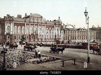 Saint-pétersbourg. Pont et palais de Peterhof Anitschow. La photographie montre Pont Anitchkov avec les piétons, chariots, et les hommes portant des pierres en face de Palais Beloselsky-Belozersky. Banque D'Images