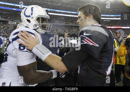 New England Patriots quarterback Tom Brady (12), serre la main avec Indianapolis Colts tight end Dwayne Allen (83) après la défaite des patriotes les Colts 45-7 en match de championnat de CFA au Stade Gillette à Foxborough, Massachusetts le 18 janvier 2015. Les Patriotes vont prendre l'avance sur les Seattle Seahawks au Super Bowl XLIX à Glendale, en Arizona, du 1 février 2015. Photo de Matthew Healey/ UPI Banque D'Images