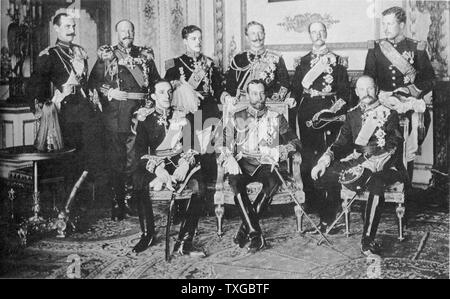 En mai 1910, l'image se sont rassemblés à Londres pour les funérailles du roi Édouard VII. Parmi les personnes en deuil ont été neuf rois régnant, qui ont été photographiés ensemble à ce qui peut très bien être la seule photographie de neuf rois régnant jamais prise. Des neuf pays représentés, quatre serait destitué et assassiné un. Dans les cinq dernières années, la Grande-Bretagne et la Belgique serait en guerre avec l'Allemagne et la Bulgarie. Seulement cinq des neuf représentés sur la photo des monarchies existent encore aujourd'hui. Banque D'Images