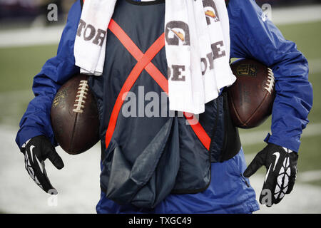 Une balle de NFL-transporteur conserve deux New England Patriots de ballons au troisième trimestre contre les Steelers de Pittsburgh au Stade Gillette à Foxborough, Massachusetts le 10 septembre 2015. Les Patriotes a défait les Steelers 28-21. Photo de Matthew Healey/ UPI Banque D'Images