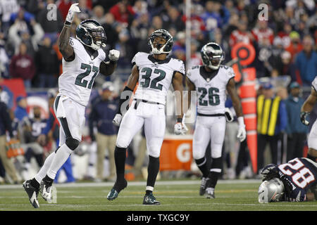 Philadelphia Eagles coffre Malcolm Jenkins (27), l'arrière défensif Eric Rowe (32) et arrière défensif Walter Thurmond (26) célébrer après la division d'une note destinée aux New England Patriots wide receiver Keshawn Martin (82) à la fin du quatrième trimestre au Stade Gillette à Foxborough, Massachusetts le 6 décembre 2015. L'Eagles a battu les Patriots 35-28. Photo de Matthew Healey/ UPI Banque D'Images