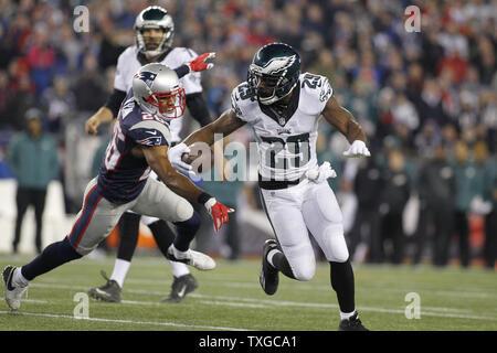 Philadelphia Eagles running back DeMarco Murray (29) esquive un plaquage par New England Patriots Logan évoluait Ryan (26) au quatrième trimestre au Stade Gillette à Foxborough, Massachusetts le 6 décembre 2015. L'Eagles a battu les Patriots 35-28. Photo de Matthew Healey/ UPI Banque D'Images