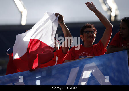 Le Chili dans la danse des fans se tient avant le début de la Copa Centenario Groupe D match entre le Chili et la Bolivie au Stade Gillette de Foxboro, Massachusetts le 10 juin 2016. Photo de Matthew Healey/UPI Banque D'Images