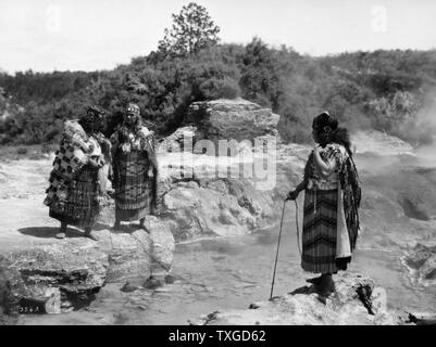 Les Maoris de la cuisson à l'ébullition géo-thermique extérieure, Rotorua, Nouvelle-Zélande vers 1950 Banque D'Images