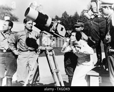 Photographie de Leni Riefenstahl (1902-2003) German film réalisateur, producteur, scénariste, éditeur, photographe, actrice et danseuse. Riefenstahl ressemble à travers l'objectif d'une grande caméra avant de prendre les 1934 de Nuremberg en Allemagne. Daté 1934 Banque D'Images