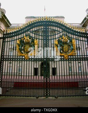 Sur l'extérieur et porte de Buckingham Palace, résidence et lieu de travail principal de la monarchie du Royaume-Uni. Datée 2014 Banque D'Images