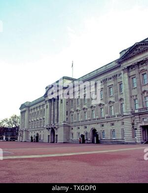 L'extérieur de Buckingham Palace, résidence et lieu de travail principal de la monarchie du Royaume-Uni. Datée 2014 Banque D'Images