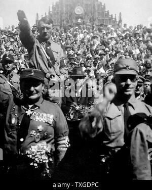 Photographie d'Adolf Hitler (1889 - 1945) homme politique allemand d'origine autrichienne qui était le chef du parti nazi. Prises avant la Seconde Guerre mondiale. Datée 1928 Banque D'Images