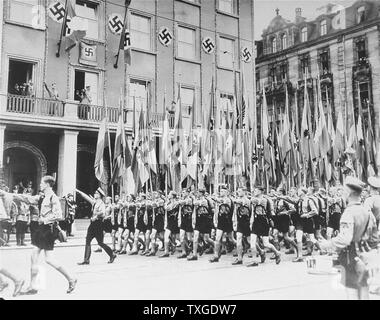 Photographie de jeunes membres Hitler marcher en célébration de l'anniversaire d'Adolf Hitler. Datée 1941 Banque D'Images