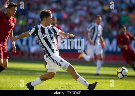 La Juventus avant Paulo Dybala (21) déclenche un tir au filet dans la seconde moitié à l'encontre des Roms dans les Champions internationaux Cup match au Stade Gillette à Foxborough, Massachusetts le 30 juillet 2017. La Juventus a battu les Roms en 6-5 heures supplémentaires dans un penalty shoot out. Photo de Matthew Healey/UPI Banque D'Images