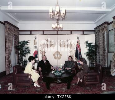 1978 ; Premier Ministre de la Nouvelle-Zélande rencontre le président Park Chung Hee de Corée du Sud et sa fille, Park Geun-hye qui en 2013 est devenu le onzième président de la Corée du Sud. Banque D'Images