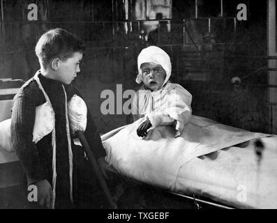 Photographie d'enfants blessés à l'hôpital après un raid aérien pendant la Première Guerre mondiale. Datée 1915 Banque D'Images