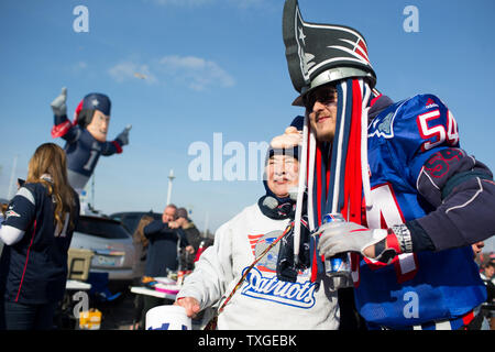 New England Patriots fans posent pour une photo alors que le talonnage avant l'AFC Championship match contre les jaguars de Jacksonville au Stade Gillette à Foxborough, Massachusetts le 21 janvier 2018. Photo de Matthew Healey/ UPI Banque D'Images