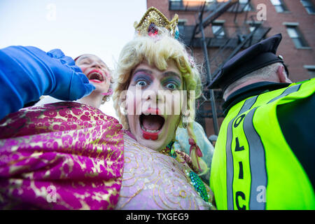 Un acteur avec l'Université de Harvard's Hasty Pudding Théâtre réagit à l'appareil photo lors d'un défilé en l'honneur l'actrice Mila Kunis comme l'Université Harvard Hasty Pudding Théâtre de la femme de l'année 2018 à Cambridge, Massachusetts le 25 janvier 2018. Photo de Matthew Healey/ UPI Banque D'Images