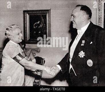 Sir Roy Welensky, Premier Ministre de la Rhodésie du Nord (Zimbabwe) rencontre Vijaya Lakshmi Pandit Nehru, soeur de Jawaharlal Nehru, et tante d'Indira Gandhi, à la conférence des chefs du Commonwealth de 1960. Banque D'Images