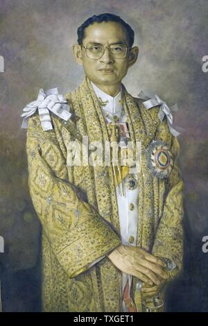 Portrait de Rama IX Bhumibol Adulyadej (1927-), Roi de Thaïlande et neuvième monarque de la dynastie Chakri, dans une tenue de cérémonie. Daté 1967 Banque D'Images