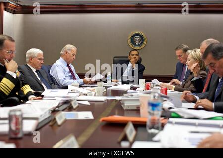 Le président Obama a une réunion en 2011 dans la salle d'à la Maison Blanche. À la gauche du président sont : le Vice-président Joe Biden, Robert Gates, le secrétaire à la défense, l'Amiral Mike Mullen, Chef d'état-major interarmées. Pour le droit du président secrétaire d'État américaine Hillary Clinton Banque D'Images