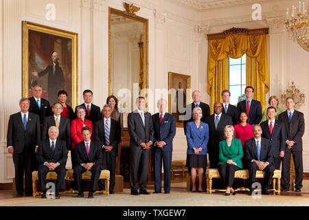 Photographie du Président Barack Obama avec le cabinet. De gauche à droite : Ray LaHood, Lisa P. Jackson, Gary Locke, Hilda Solis, le président Barack Obama, le Vice-président Joe Biden, Ken Salazar, Shaun Donovan, Peter R. Orszag, Christina Romer, Arne Duncan. Deuxième rangée : Tom Vilsack, Steven Chu, Janet Napolitano, Rahm Emanuel, Kathleen Sibelius, Ron Kirk, Susan Rice, Eric Shinseki. Troisième rangée (assis) : Robert Gates, Timothy F. Geithner, Hillary Rodham Clinton, Eric Holder. Datée 2009 Banque D'Images