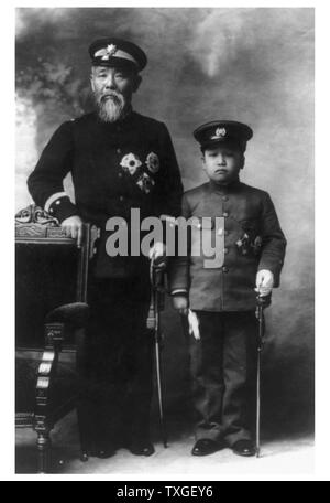 Photo de Prince Hirobumi du Japon (1841-1909) samurai de ch ?sh ? Domaine, homme d'État japonais, quatre fois Premier Ministre du Japon, genr ? Et Résident Général de Corée et le Prince Yi de Corée de l'ONU (1897-1970) 28e Chef de la Maison Impériale, un général de l'Armée impériale japonaise et le dernier prince de Corée. Datée 1907 Banque D'Images