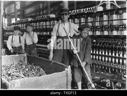 Le travail des enfants : Sweeper et mâle rouge garçons dans les usines de coton, Lancaster USA 1910 Banque D'Images