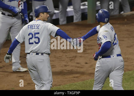 Le joueur de premier but des Dodgers de Los Angeles, David Freese (25) frappe la main de son coéquipier Matt Kemp Kemp's après avoir marqué sur sacrifice durant la quatrième manche avec les bases charger contre les Red Sox de Boston dans le jeu deux des MLB World Series 2018 à Fenway Park à Boston, Massachusetts le 24 octobre 2018. Les Red Sox mènent la série 1-0 plus de les éviter. Photo de Matthew Healey/UPI Banque D'Images