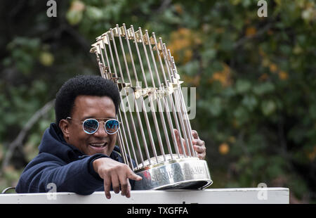 Red Sox de Boston à la retraite pitcher Pedro Martinez avec un trophée de la Série mondiale. Les membres de la Red Sox de Boston font leur chemin à travers Boston, Massachusetts au cours d'une parade de la victoire de la Série mondiale le 31 octobre 2018. Les Red Sox ont remporté la Série mondiale en défaisant les Dodgers de Los Angeles quatre jeux à un. Photo de John Cetrino/UPI Banque D'Images