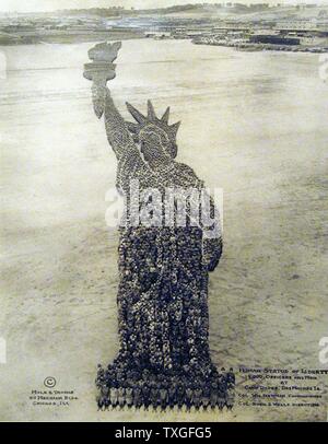 Statue de la liberté humaine formée par les soldats américains en route vers l'Europe à l'étape finale de la Première Guerre mondiale 1918 Banque D'Images