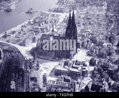 Les ruines de la ville allemande de Cologne après les raids aériens des alliés dans la seconde guerre mondiale 1944 Banque D'Images