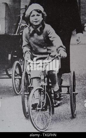 La princesse (plus tard la reine Elizabeth II) Elizabeth de Grande-bretagne sur un tricycle 1933 Banque D'Images
