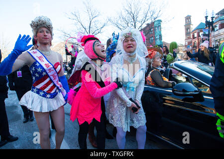 L'Université de Harvard Hasty Pudding Théâtre les députés essaient de rester au chaud dans un défilé en l'honneur l'actrice Bryce Dallas Howard que l'Université Harvard Hasty Pudding Théâtre de la femme de l'année 2019 à Cambridge, Massachusetts le 31 janvier 2019. Photo de Matthew Healey/ UPI Banque D'Images